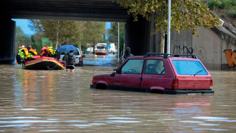 Una delle tante auto rimaste alluvionate
