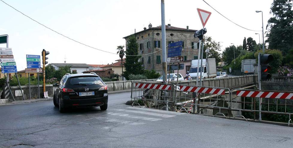 Nella foto di Nucci il Ponte all’Abate che segna il confine tra la provincia di Pistoia e quella di Lucca