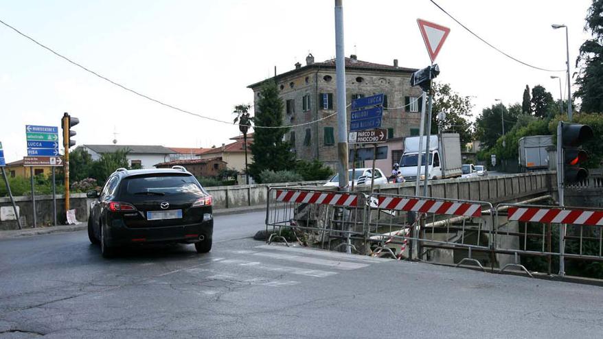 Nella foto di Nucci il Ponte all’Abate che segna il confine tra la provincia di Pistoia e quella di Lucca