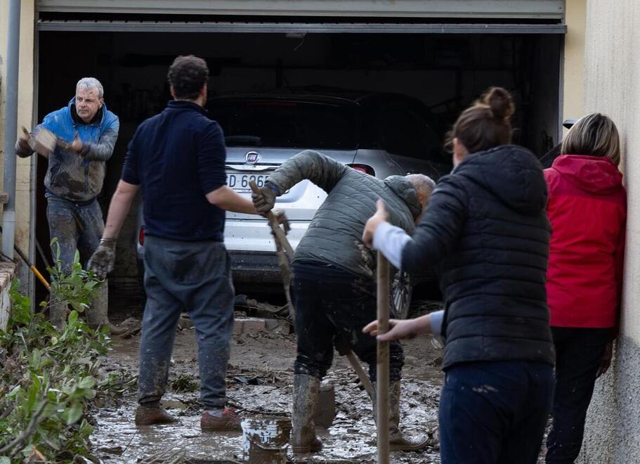 Si spala per togliere il fango dai garage seminterrati (foto Sestini)
