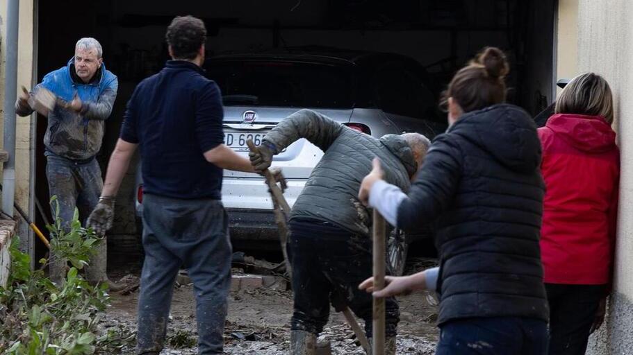 Si spala per togliere il fango dai garage seminterrati (foto Sestini)