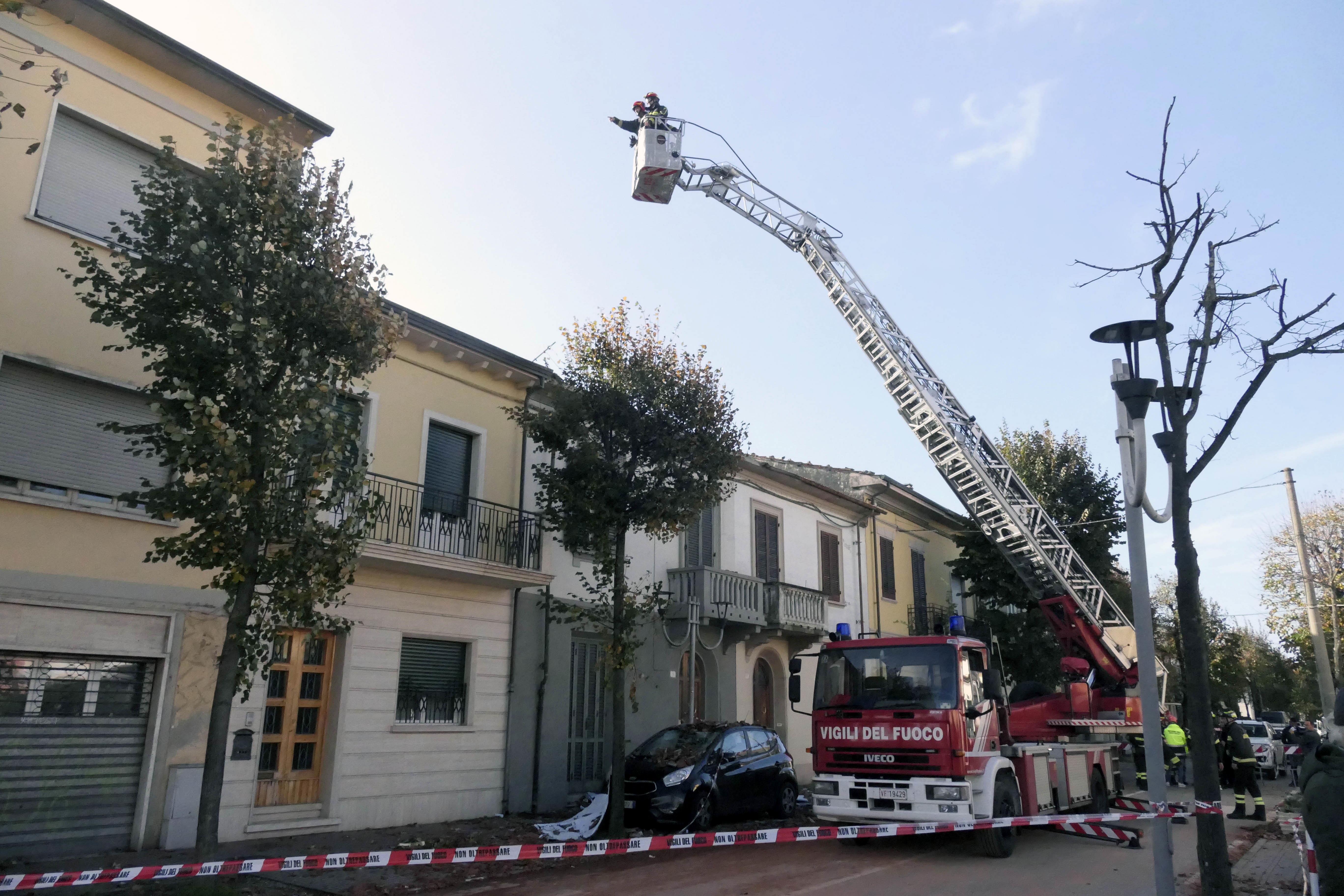 Vigili del fuoco al lavoro per le verifiche sulle case di Torre del Lago danneggiate dal tornado il 30 ottobre