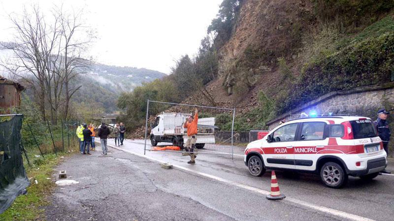 Un tratto della strada chiusa dopo la frana: prontamente sono intervenuti Comune, forze dell’ordine e Anas, con tecnici e personale della società, per i primi interventi