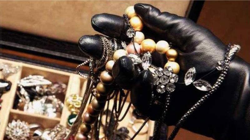 Carrara, maxi furto di orologi e gioielli: bottino da mezzo milione
