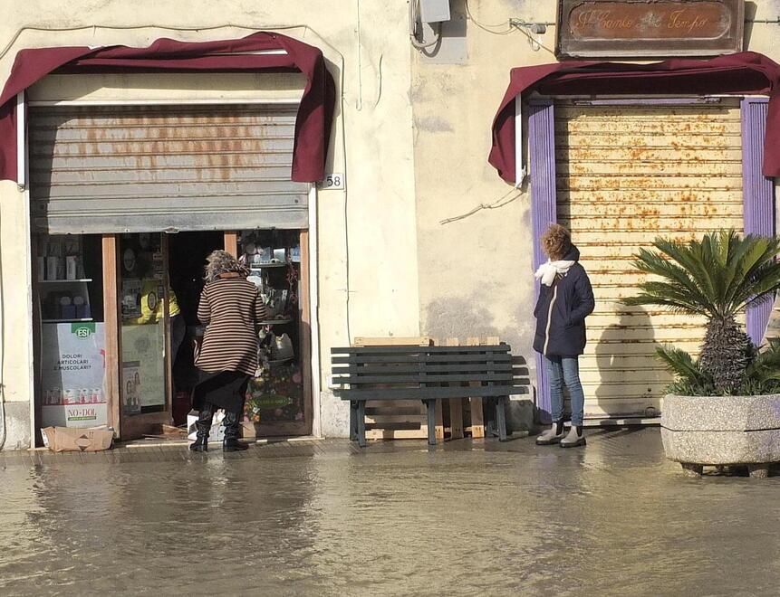 Alcuni fondi commerciali allagati dopo a mareggiata a Marina