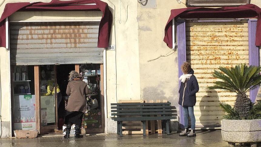 Alcuni fondi commerciali allagati dopo a mareggiata a Marina