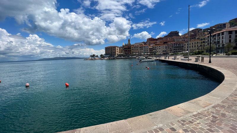 Monte Argentario, risse sul lungomare e in centro: uomo aggredito finisce all’ospedale