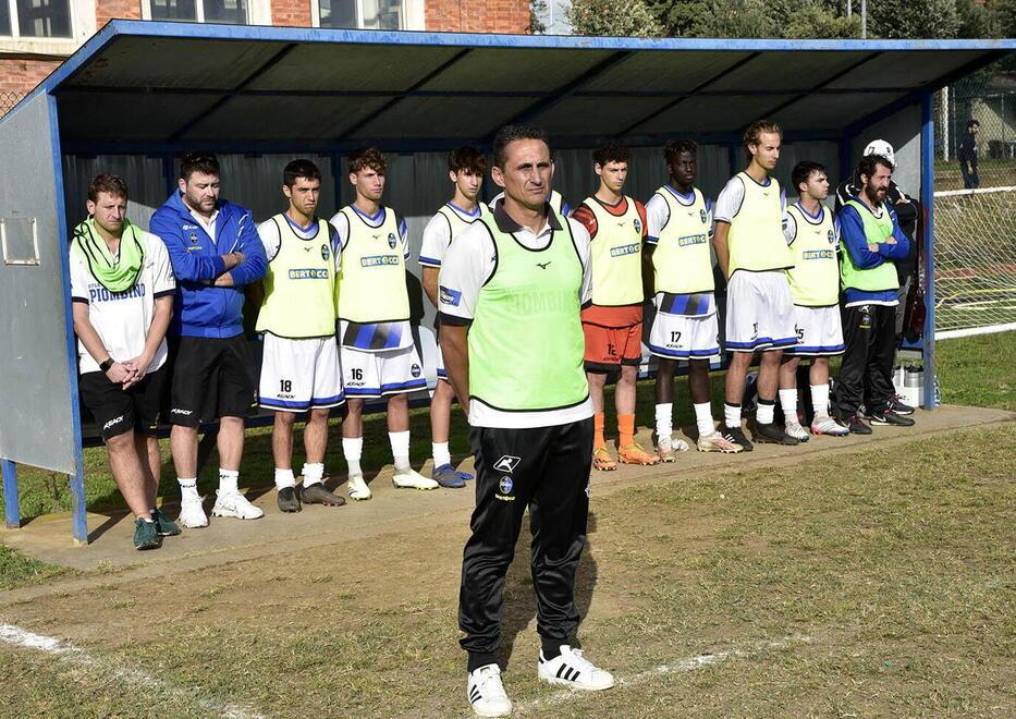 Nella foto, mister Antonio Brontolone e la panchina del Piombino: il tecnico fatica ancora a trovare una soluzione per il Piombino (foto PaBar)