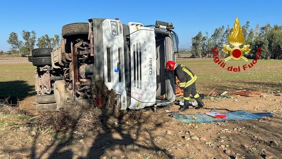 Ussana, esce di strada col camion carico di legna che si rovescia: autista grave in ospedale