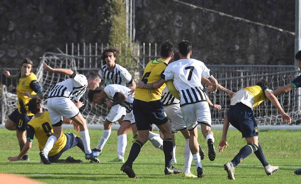Un’azione di gioco della Massese