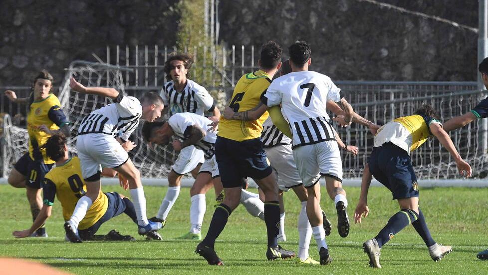 Un’azione di gioco della Massese