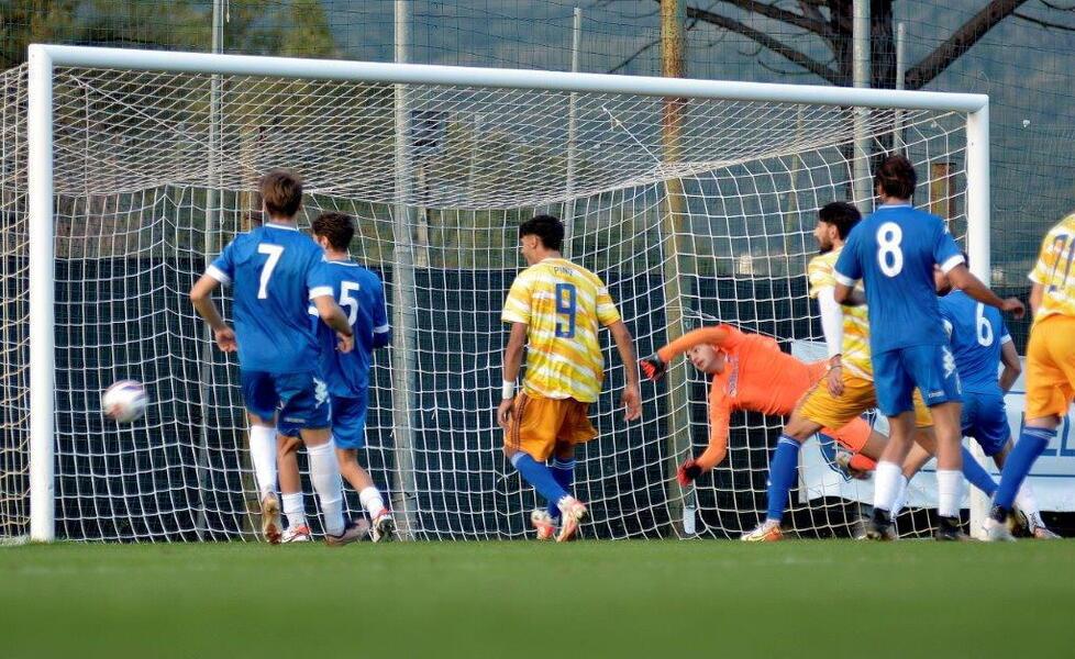 Il gol della vittoria siglato da Ampollini (foto Giancarlo Grassi)