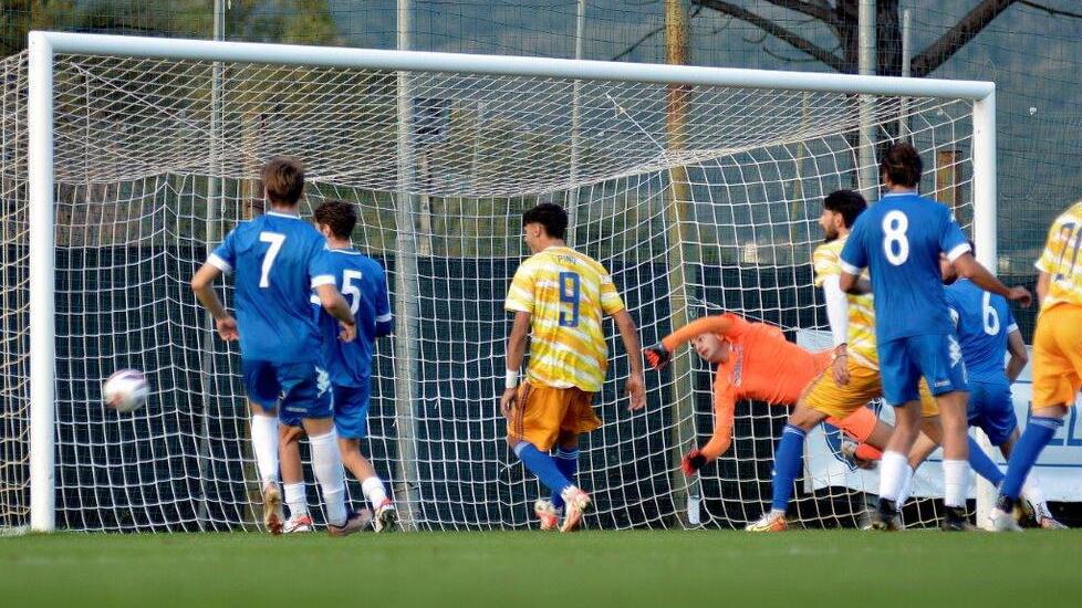 Il gol della vittoria siglato da Ampollini (foto Giancarlo Grassi)