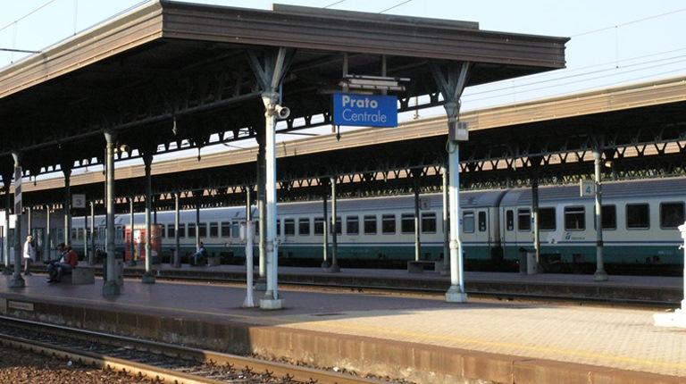 Prato, l’Intercity per Milano tira dritto e lascia tutti a piedi
