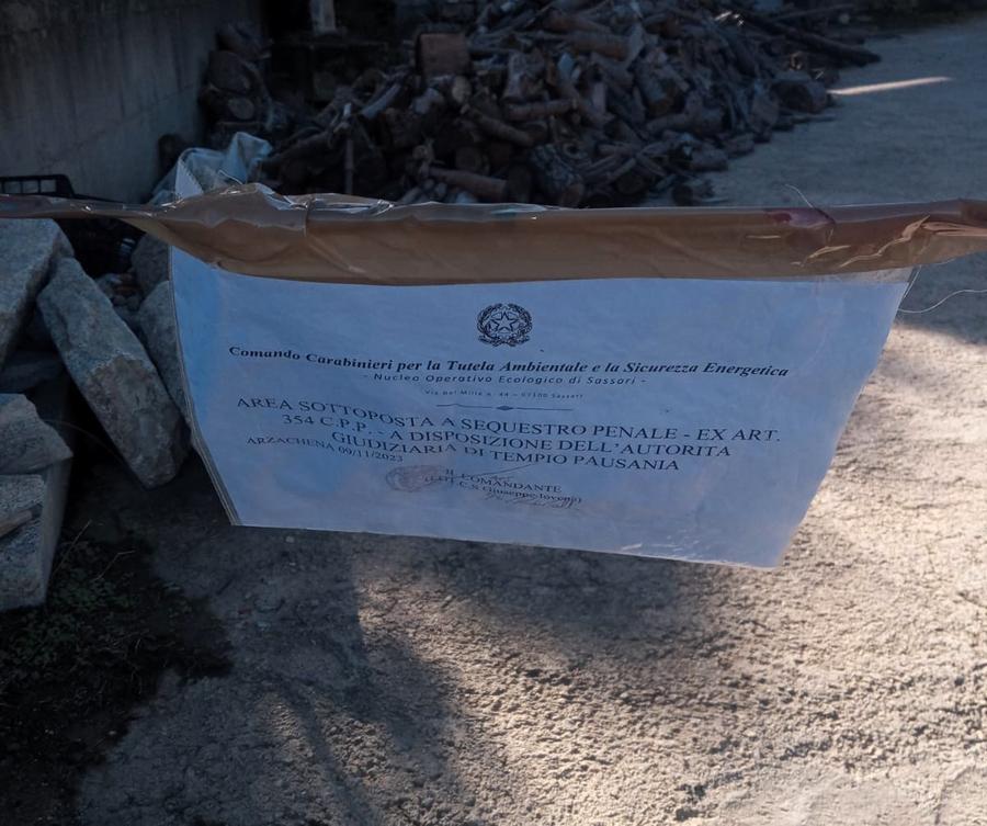 Arzachena, sequestrata un’area con 1400 vecchi cassonetti per i rifiuti