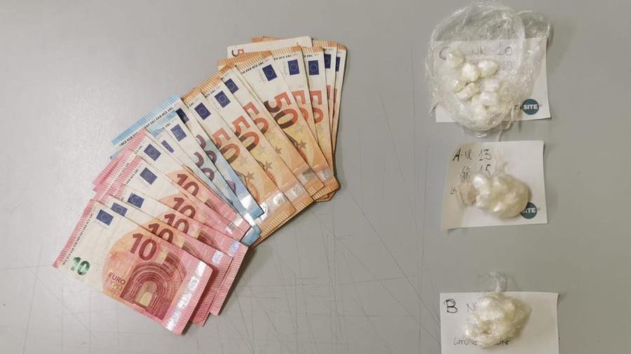 Lucca, nascondeva le bustine di cocaina nel poggiatesta dell’auto: arrestato