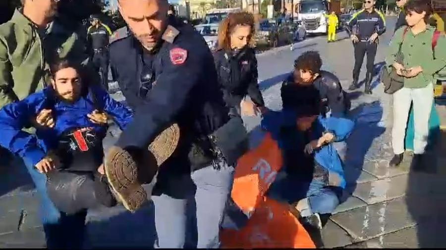 Cagliari, ecoattivisti bloccano via Roma. Daspo urbano per tre anni