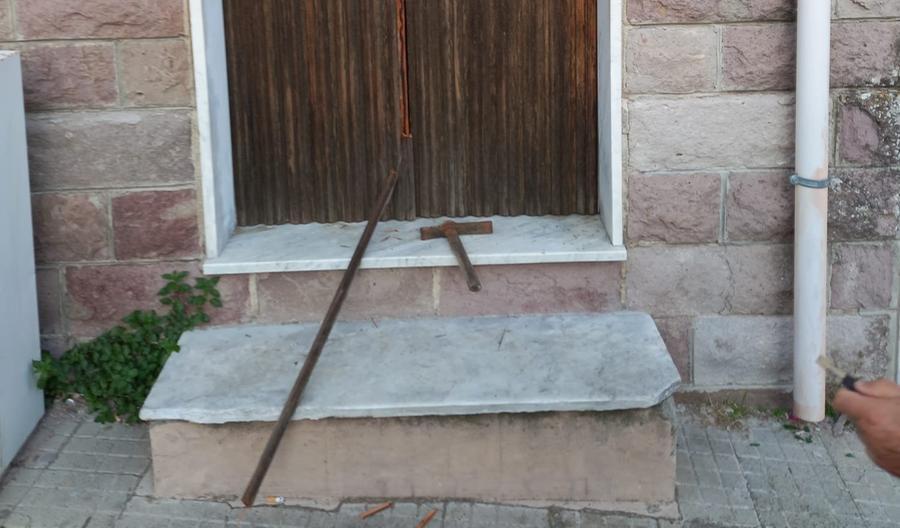 
	Il martello utilizzato nel tentativo di sfondare la porta dello studio medico

