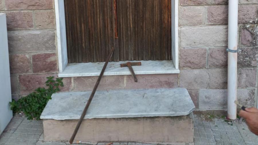 
	Il martello utilizzato nel tentativo di sfondare la porta dello studio medico


