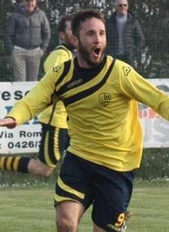 Arresto cardiaco alla partita di calcio, salva la vita all’avversario