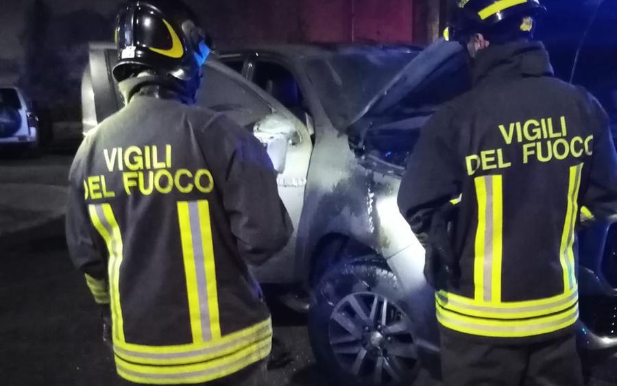 Attentato incendiario a Orune, distrutta l’auto di un giovane