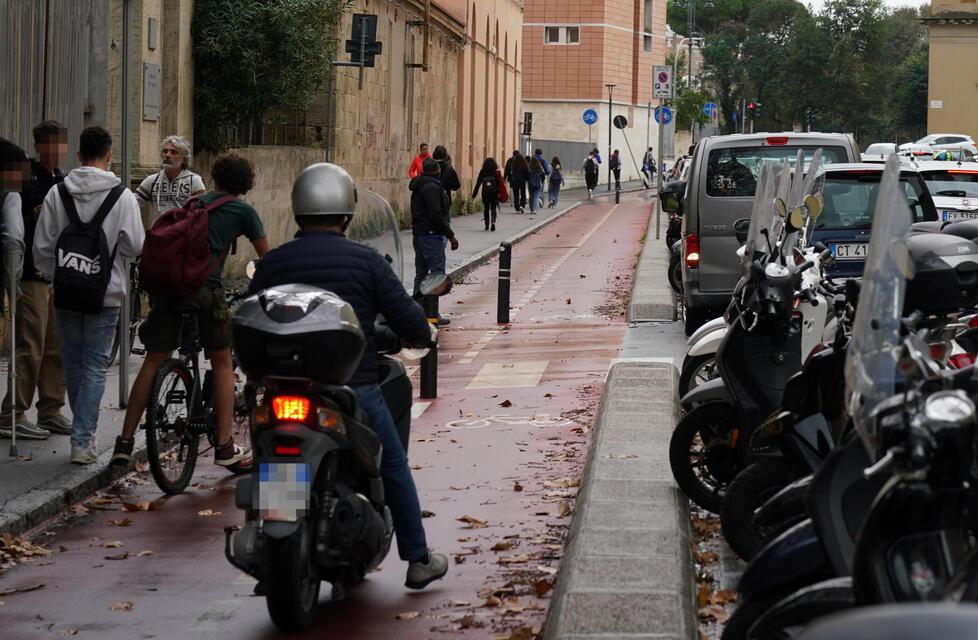 Scooter a Livorno, caos sosta in via Galilei: più di 4mila lettere agli studenti