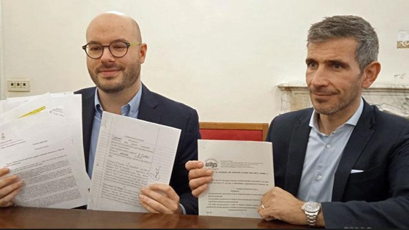 Il consigliere Alessandro Perini e il senatore Marco Lisei commissario di Fdi mostrano gli atti dell’esposto alla Corte dei Conti