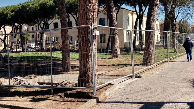 Cecina, lavori fermi in piazza Carducci: la riapertura slitta al 2024
