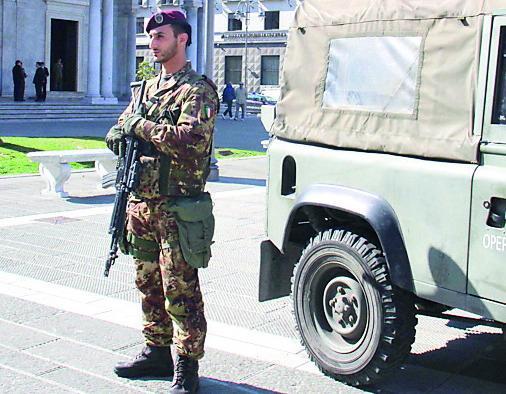 Nella foto, un militare del progetto Strade sicure in attività di presidio del territorio