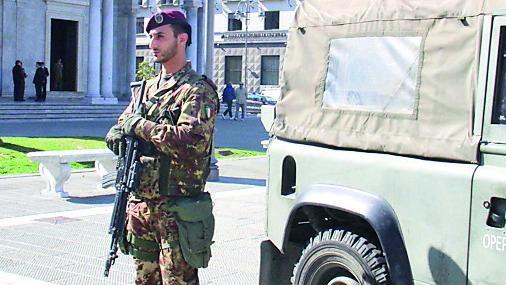 Nella foto, un militare del progetto Strade sicure in attività di presidio del territorio