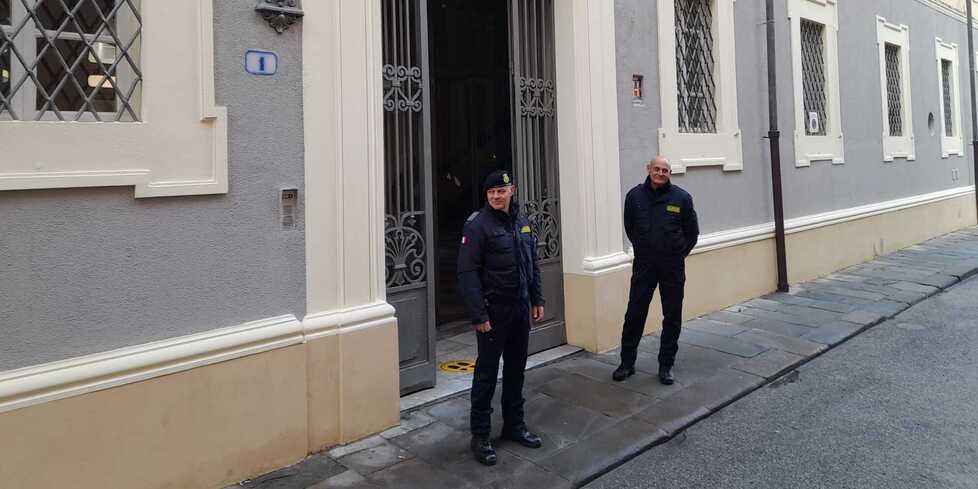 Due guardie giurate all’ingresso del tribunale penale di Livorno in via Falcone e Borsellino (foto d’archivio)