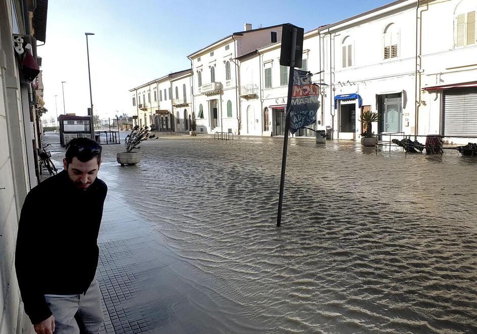 Mareggiate a Marina di Pisa, il piano Conti: «Un magazzino con i sacchi di sabbia»