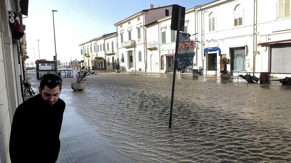 Mareggiate a Marina di Pisa, il piano Conti: «Un magazzino con i sacchi di sabbia»