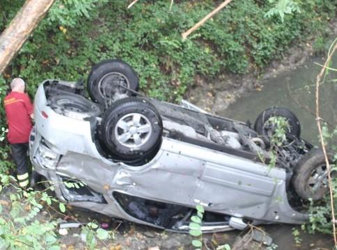 Vola con l’auto nel torrente Grizzaga 