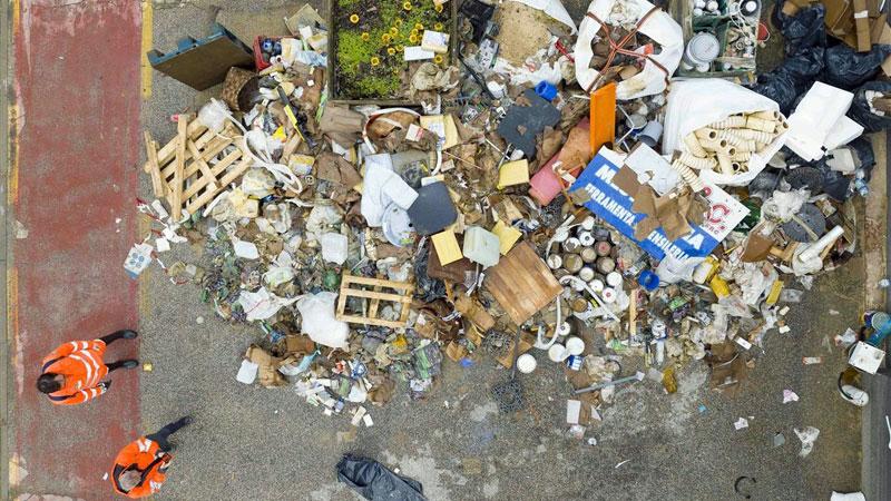 Campi, nel deserto di fango e rifiuti si riaccendono i macchinari
