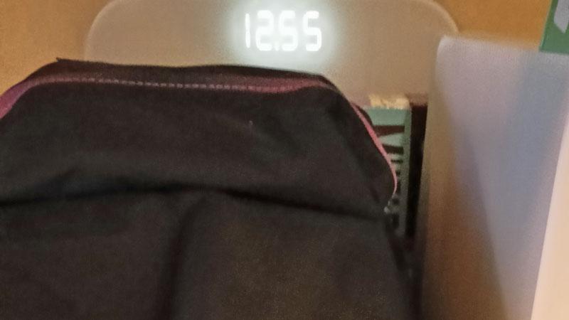 Lo zaino pesato, la bilancia indica quasi 13 chili