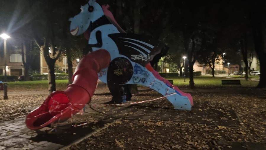 Carpi, bimbo di 6 anni ferito sullo scivolo: «Controllare ogni gioco nei parchi»