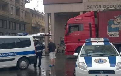 Camion aggancia auto in sosta 