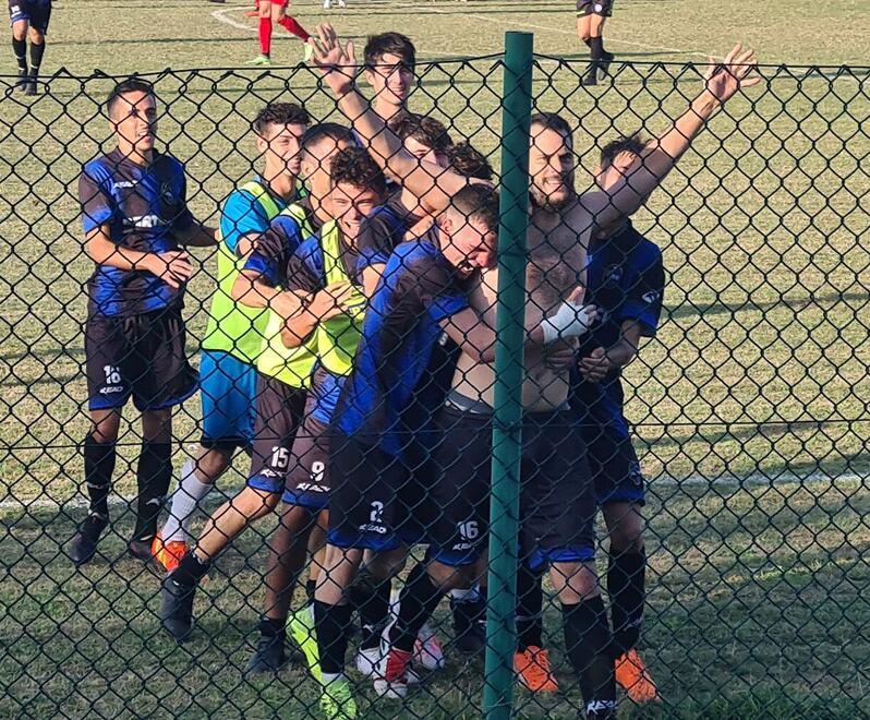 L’esultanza di Papa e del resto dell’Atletico Piombino dopo il raddoppio contro l’Urbino Taccola