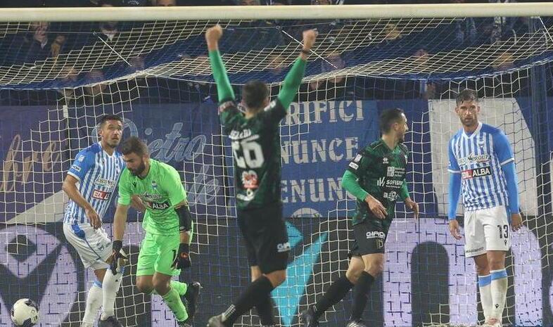 Il portiere della Spal Alfonso raccoglie la palla dalla porta dopo il gol partita firmato da Catanese e per Salleri e il Pontedera è festa (foto Rubin)