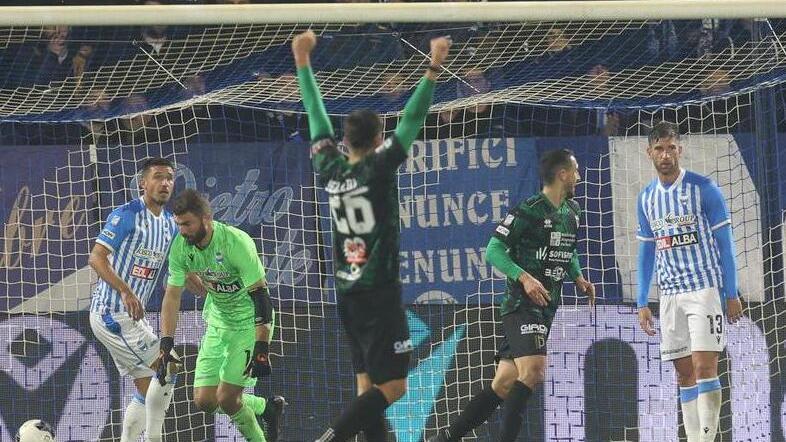 Il portiere della Spal Alfonso raccoglie la palla dalla porta dopo il gol partita firmato da Catanese e per Salleri e il Pontedera è festa (foto Rubin)
