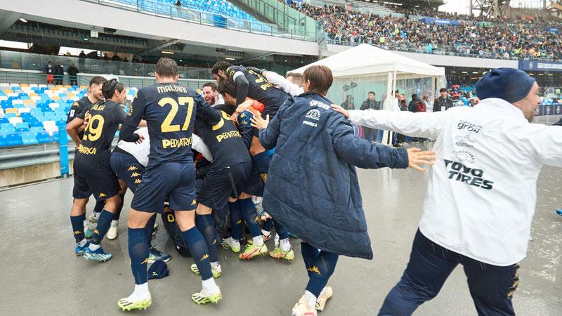 L’undici azzurro e la panchina dell’Empoli festeggiano dopo il gol messo a segno da Kovalenko nel primo minuto di recupero (foto Empoli Fc)