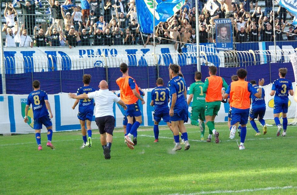 La squadra del Prato sotto la curva (foto d’archivio)
