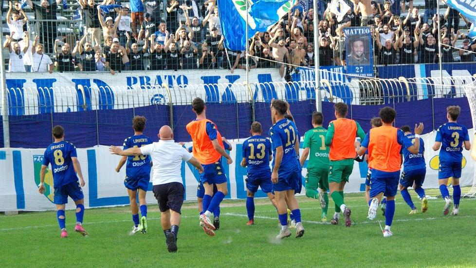 La squadra del Prato sotto la curva (foto d’archivio)