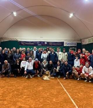 Il Tennis club Bisenzio in una foto di gruppo (dal profilo Facebook)