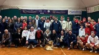 Il Tennis club Bisenzio in una foto di gruppo (dal profilo Facebook)