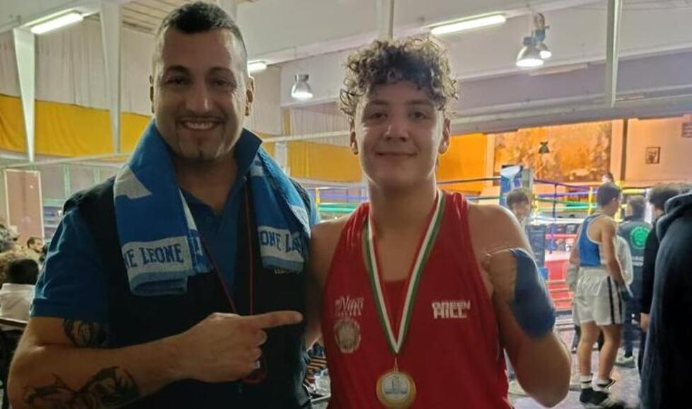 Elia Alpini a destra insieme al suo maestro Michele Terenzoni: è un momento d’oro per il giovane boxeur della Pugilistica carrarese “Enrico Bertola” presieduta dal professor Gualtiero Magnani