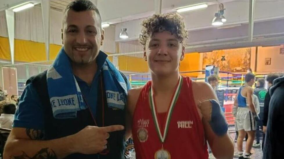 Elia Alpini a destra insieme al suo maestro Michele Terenzoni: è un momento d’oro per il giovane boxeur della Pugilistica carrarese “Enrico Bertola” presieduta dal professor Gualtiero Magnani