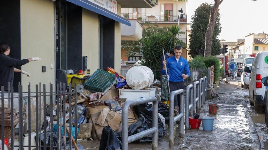 Alluvione in Toscana, negozi e imprese potranno vendere i prodotti sul suolo pubblico a prezzi ribassati