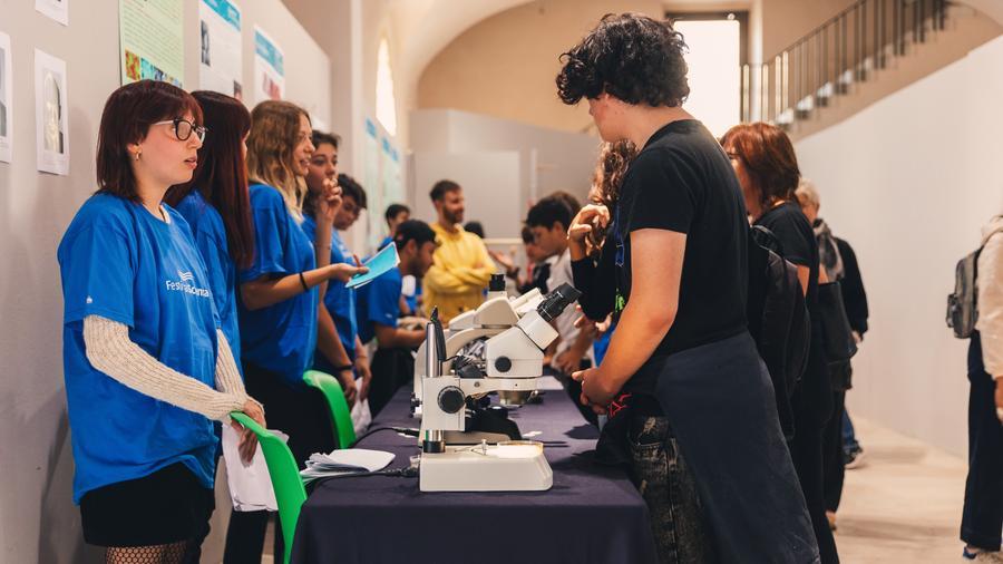 
	Studenti in visita ai laboratori

